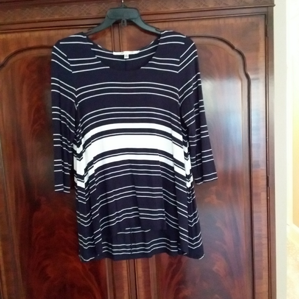 NWOT Max Studio high low top in Navy and White in medium with 3/4 sleeves